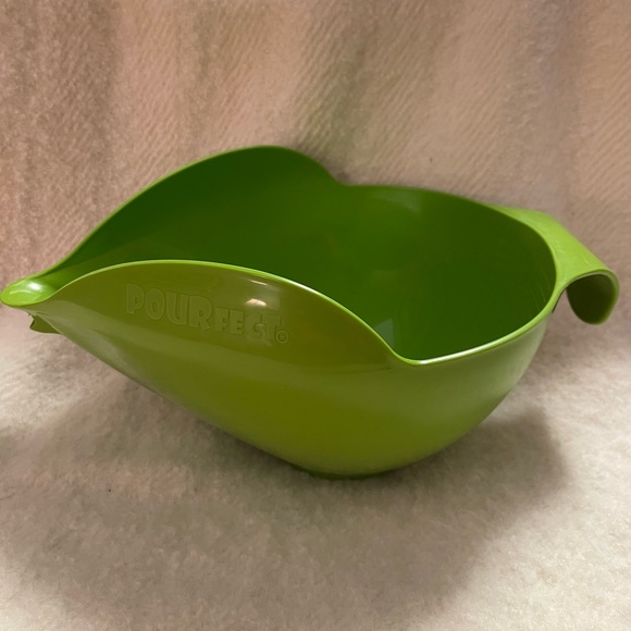 New POURfect Set of 2 Spill Poof Bowls w/Measurements inside of bowl - Picture 3 of 8